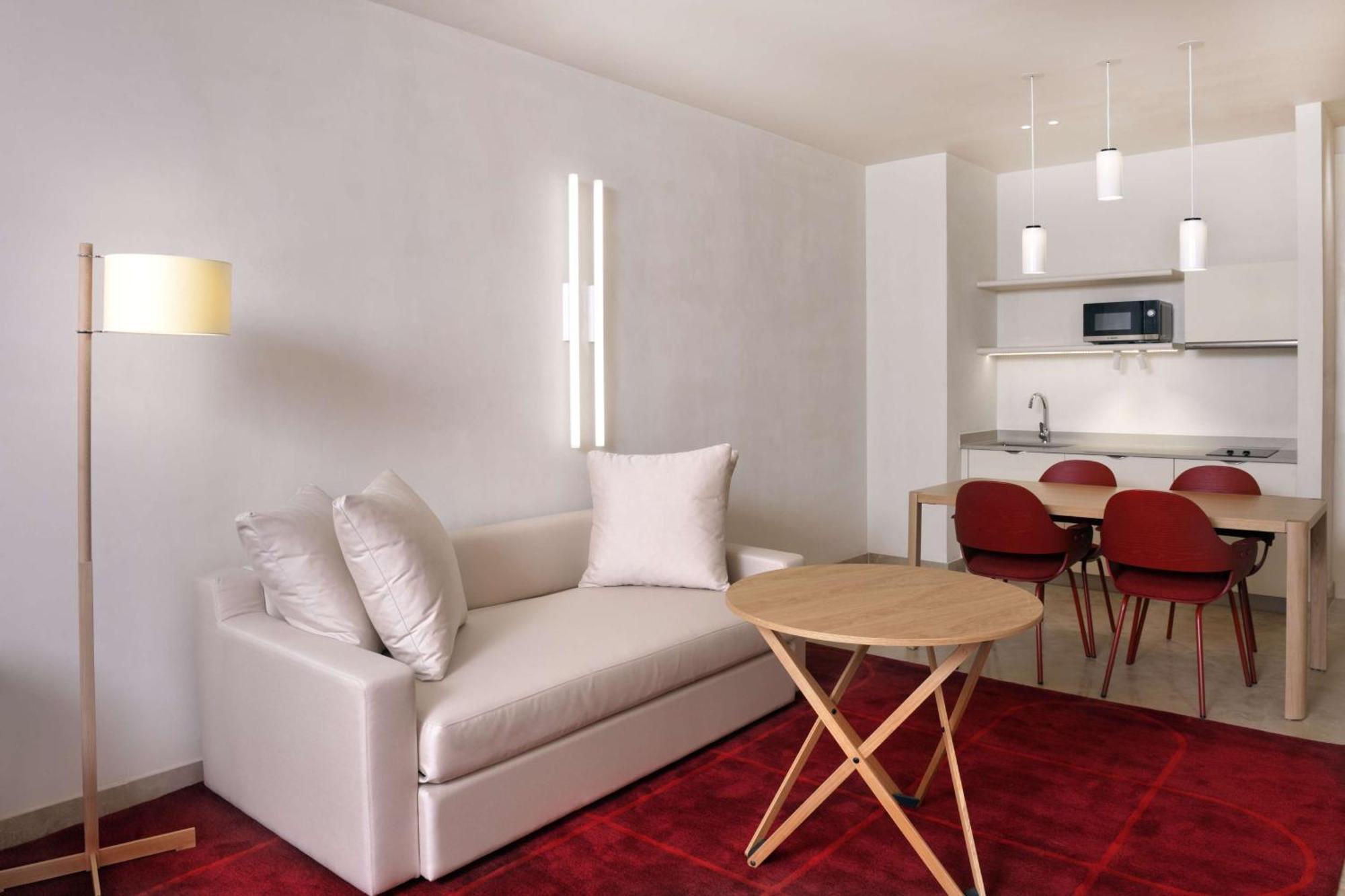 Doubletree By Hilton Ben Guerir Hotel & Residences Benguerir Екстер'єр фото