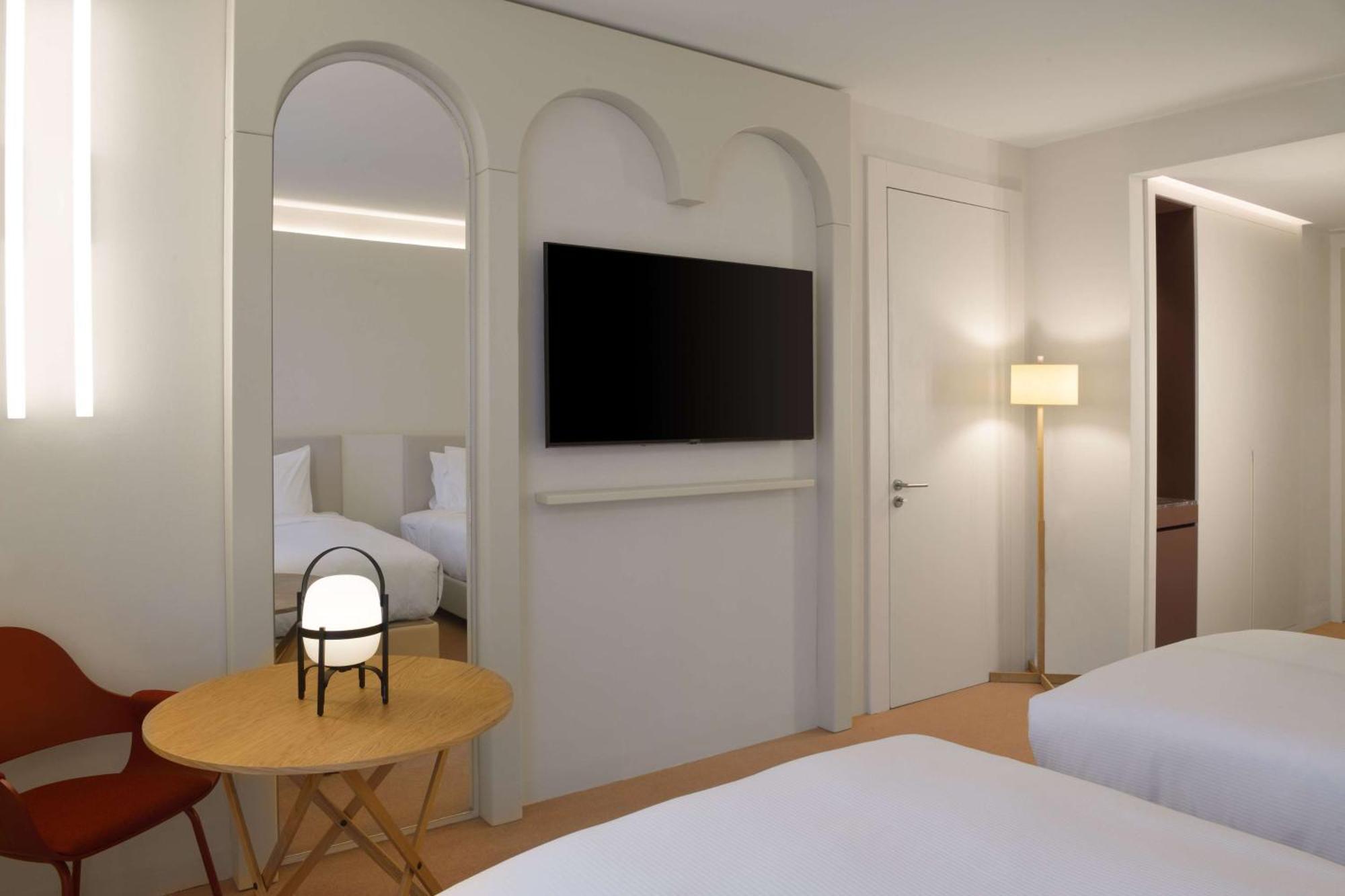 Doubletree By Hilton Ben Guerir Hotel & Residences Benguerir Екстер'єр фото