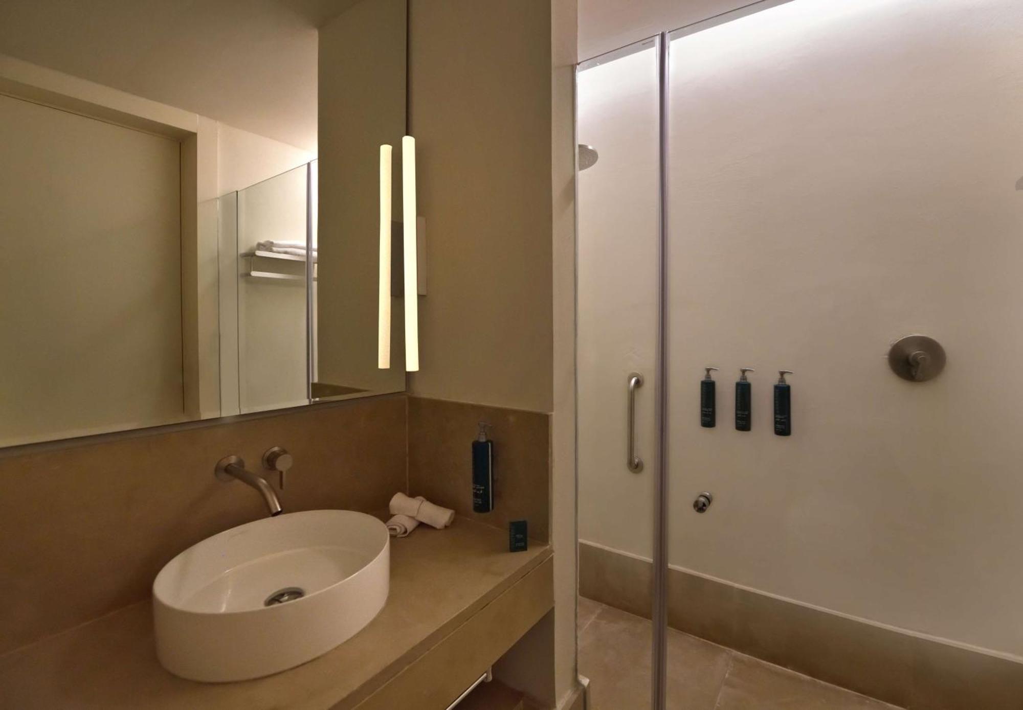 Doubletree By Hilton Ben Guerir Hotel & Residences Benguerir Екстер'єр фото