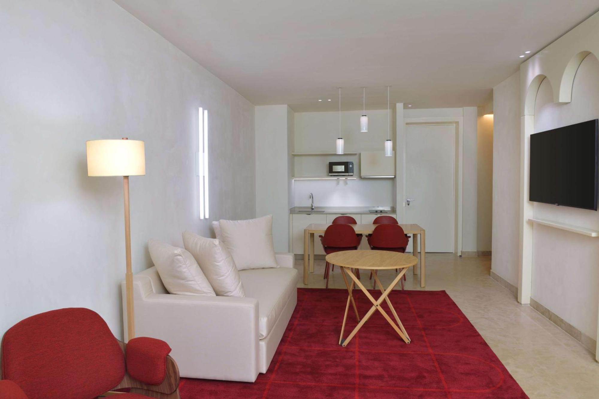Doubletree By Hilton Ben Guerir Hotel & Residences Benguerir Екстер'єр фото
