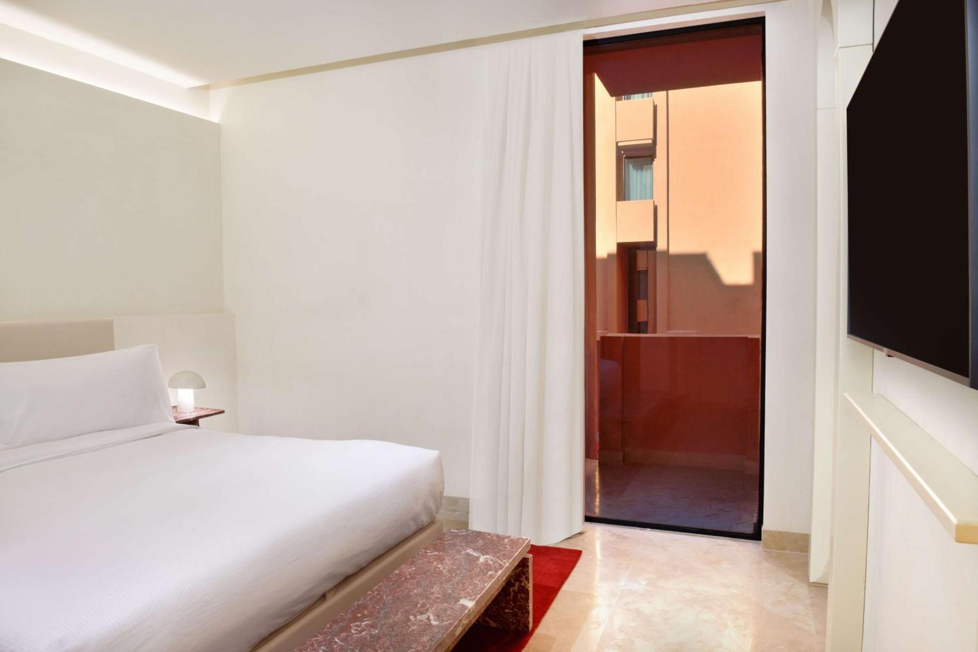 Doubletree By Hilton Ben Guerir Hotel & Residences Benguerir Екстер'єр фото