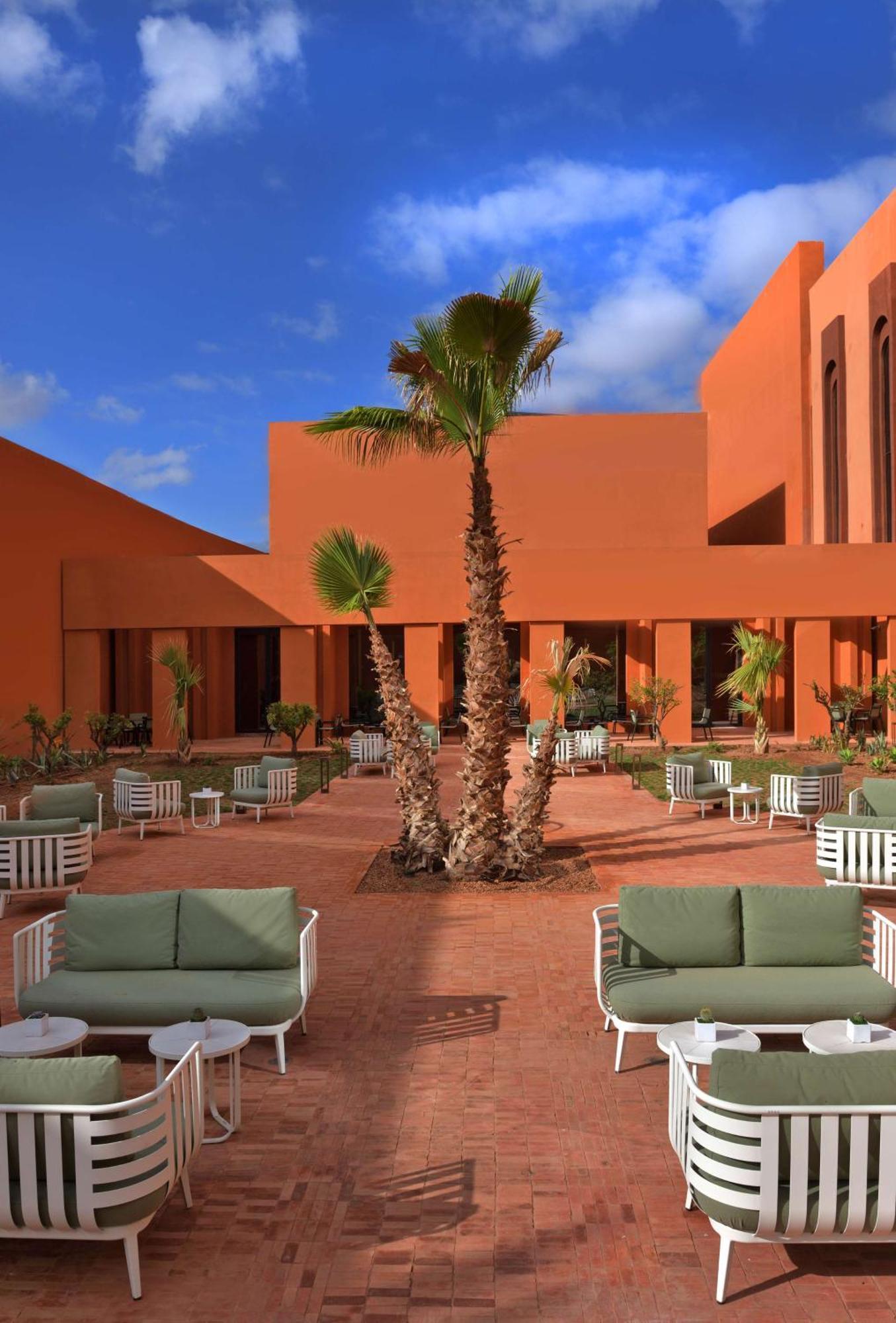 Doubletree By Hilton Ben Guerir Hotel & Residences Benguerir Екстер'єр фото