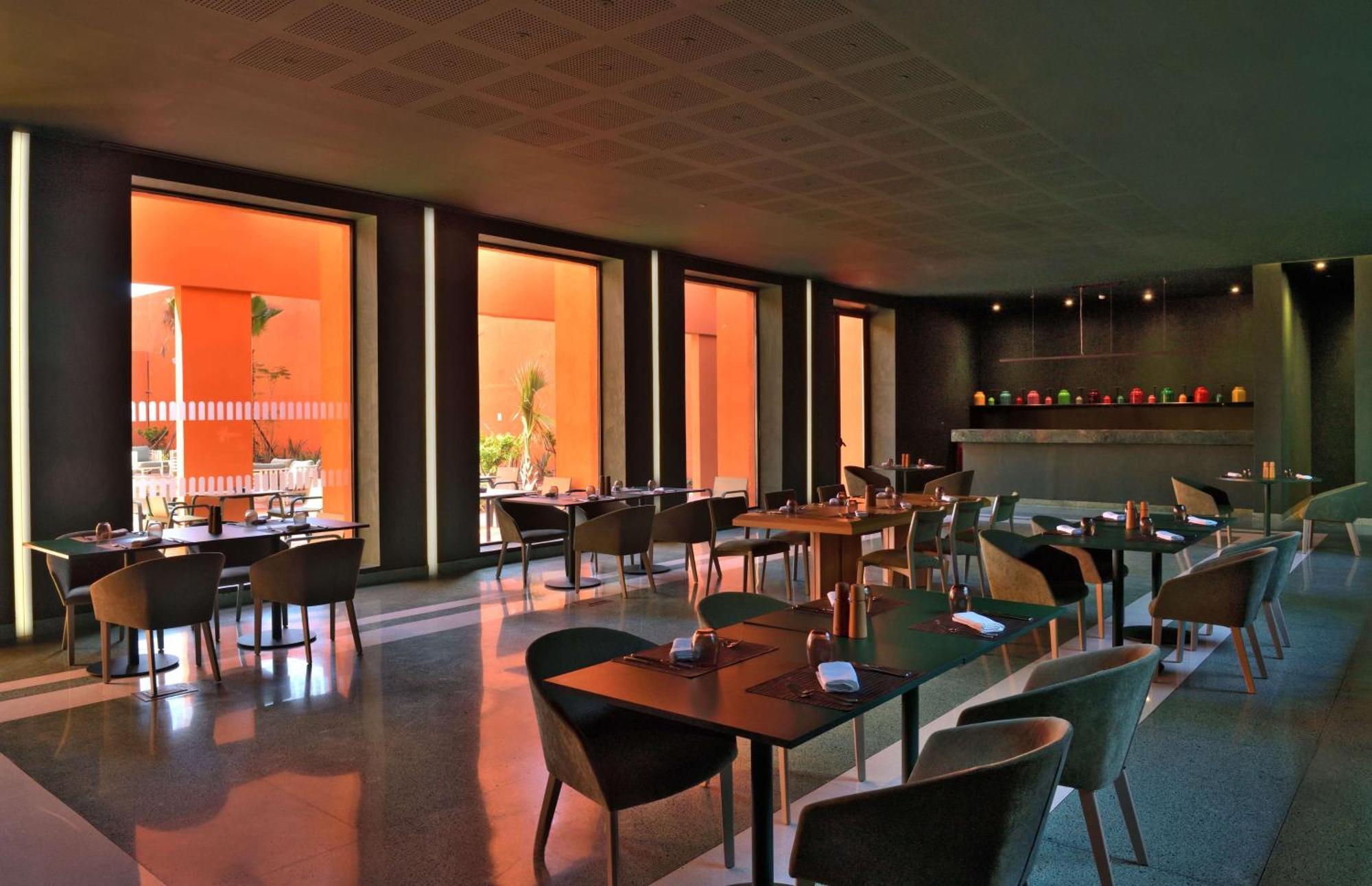 Doubletree By Hilton Ben Guerir Hotel & Residences Benguerir Екстер'єр фото