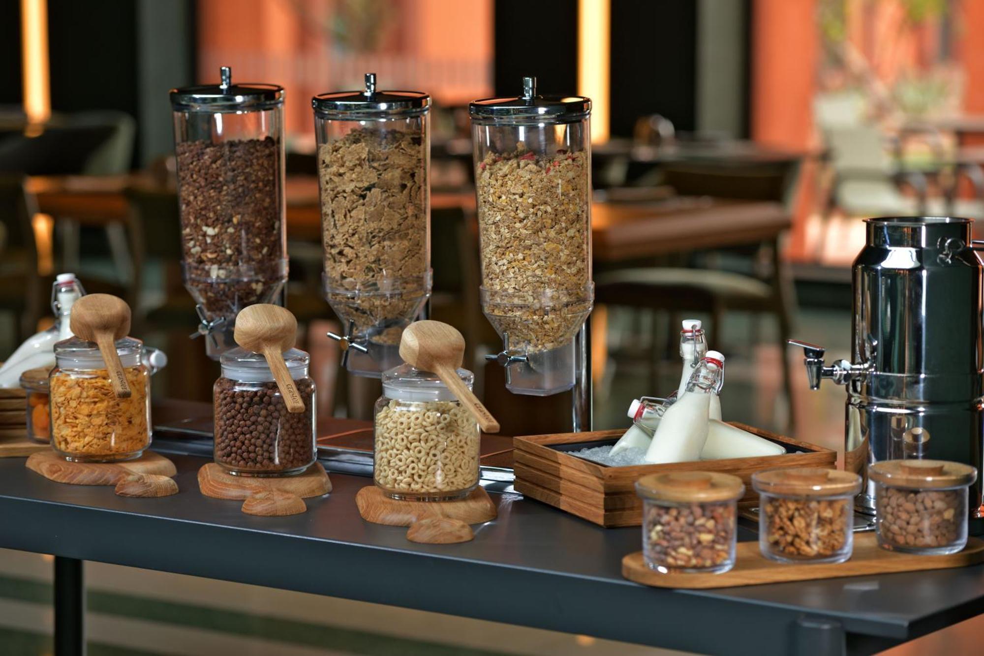 Doubletree By Hilton Ben Guerir Hotel & Residences Benguerir Екстер'єр фото